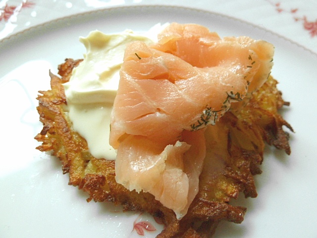 Kartoffelpuffer mit Crème fraîche und Graved Lachs